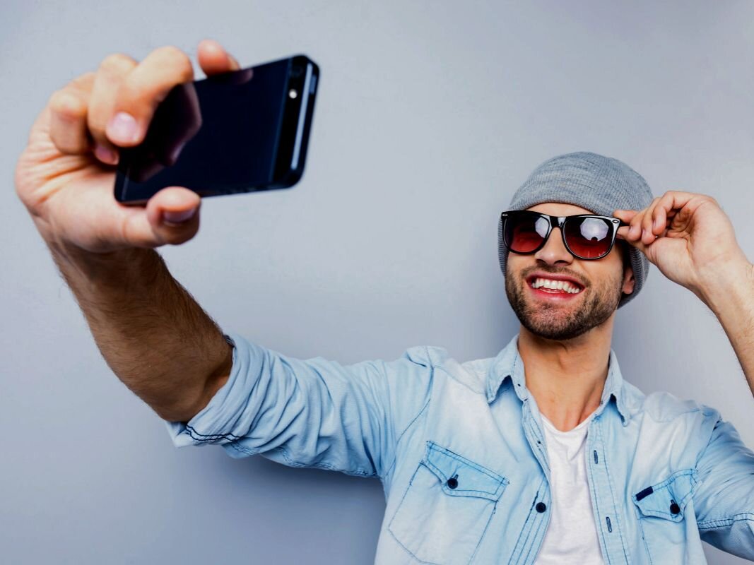 Подсчитано, что сегодня в мире используется около 4,5 миллиардов аппаратов, снабженных цифровой камерой, с помощью которых люди ежедневно выкладывают в социальные сети около миллиона фото «самих себя». Фото из свобоных источников.