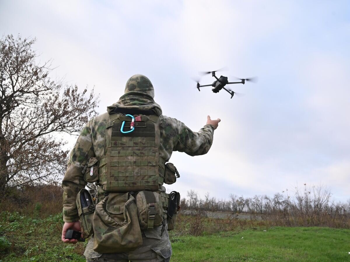    Военнослужащий группы артиллерийский разведки ВС РФ выполняет боевые задачи по обнаружению огневых средств и позиций противника© РИА Новости / Виктор Антонюк