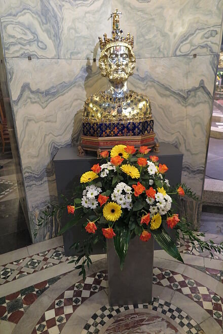 Бюст Карла, он же реликварий с кусочком его черепа, в Ахенском соборе перед праздником.