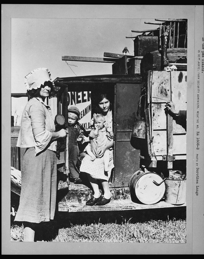 Беженцы из Оклахомы, пострадавшие от засухи, ищут работу на гороховых полях Калифорнии. Рядом с миссией Сан-Хосе Фотограф
Доротея Ланге
Созданный
апрель 1935 г.