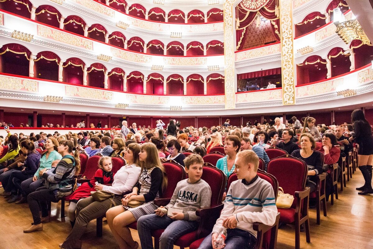 Как одеться в театр: актуальные образы и современные правила | MARIECLAIRE