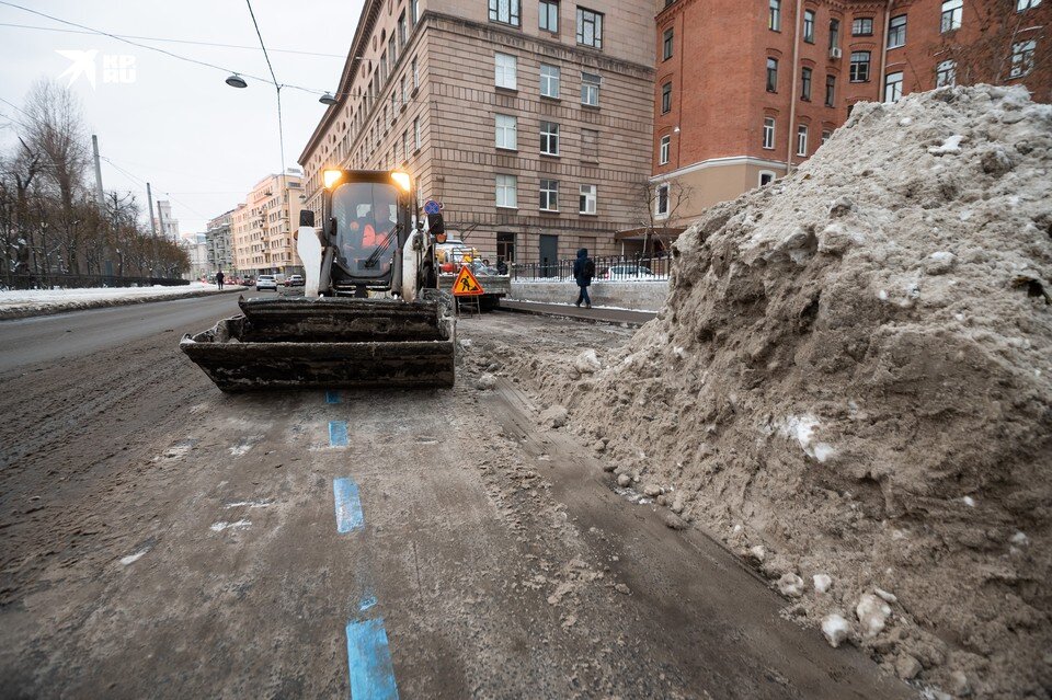    Автомобилисты недовольны сугробами на машиноместах. Чиновники парируют: сугробы - валы - как раз и подтверждают, что уборка здесь ведется. Юлия ПЫХАЛОВА