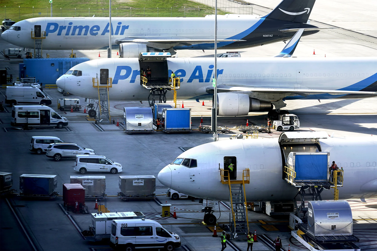 Аэропланы Amazon Prime Air припаркованы на авиабазе компании в международном аэропорту Цинциннати/Северный Кентукки (CVG) в штате Кентукки, США, 11 октября 2021 года. ФОТОГРАФИЯ: ДЖЕФФРИ ДИН/БЛУМБЕРГ/GETTY IMAGES