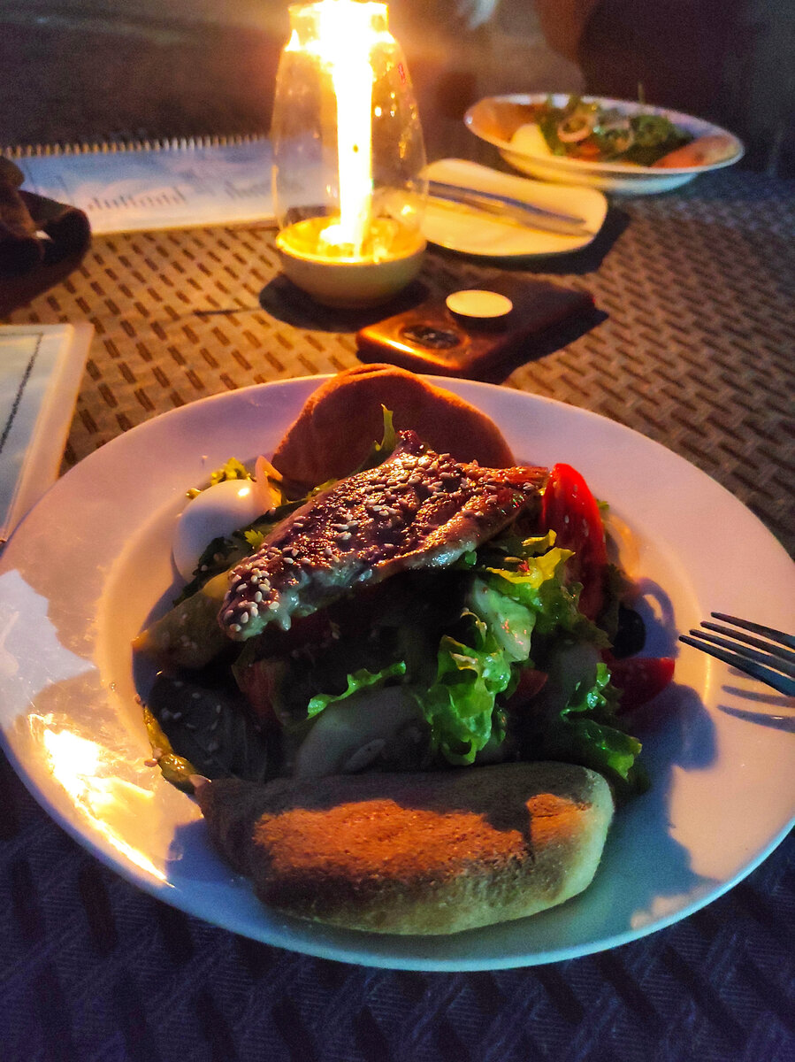 Съела сегодня чудесный салат с тунцом на закате