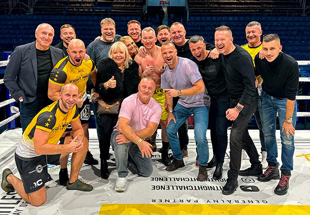    Марцел Хосса с командой и семьей после дебютного боя.из соцсетей Мариана Хоссы