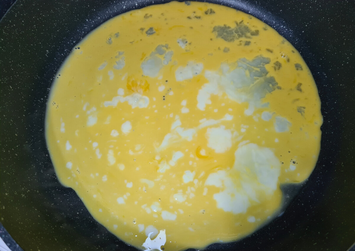 жарим яичный блинчик