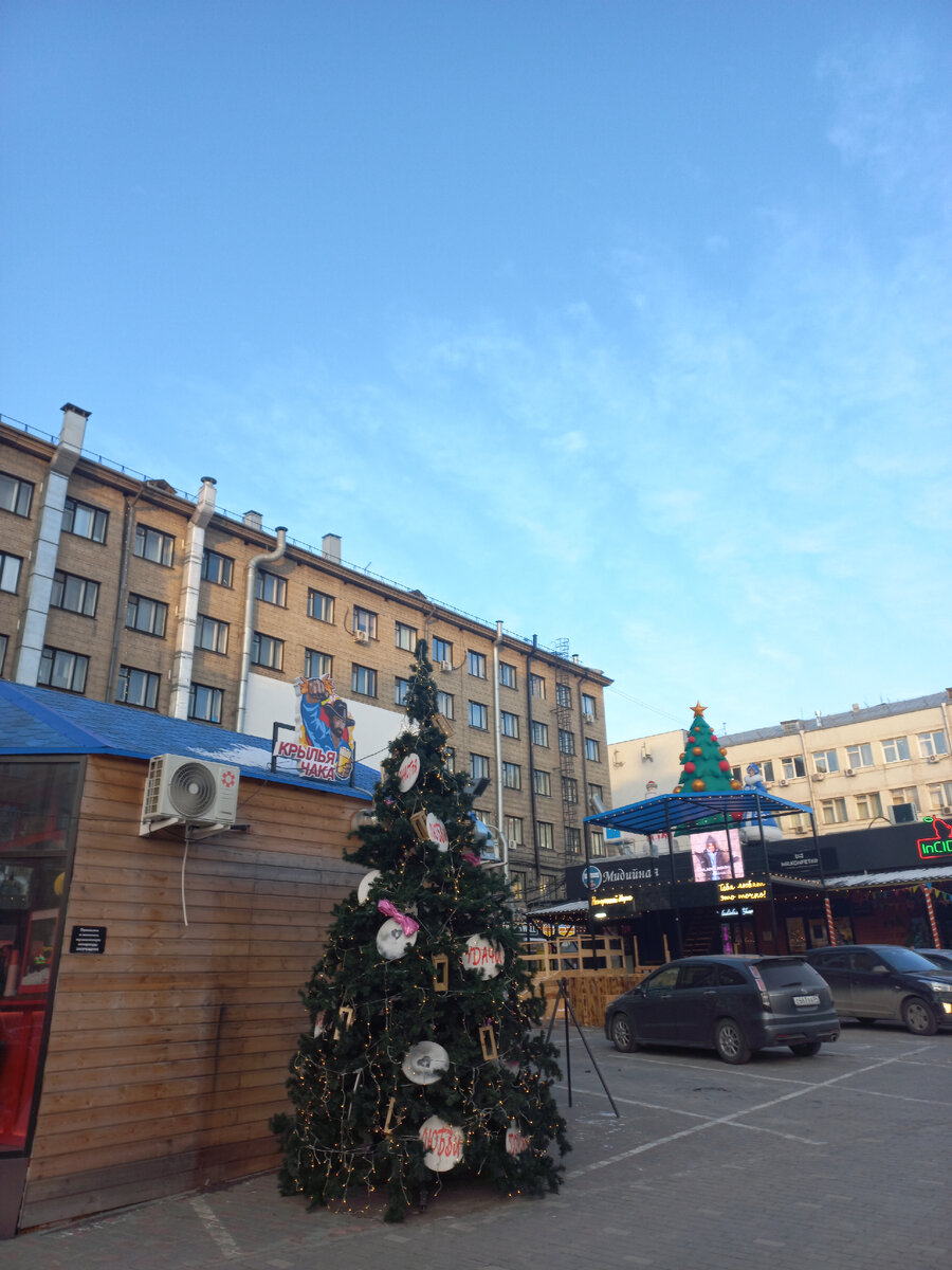 У гостиницы "Центральная"