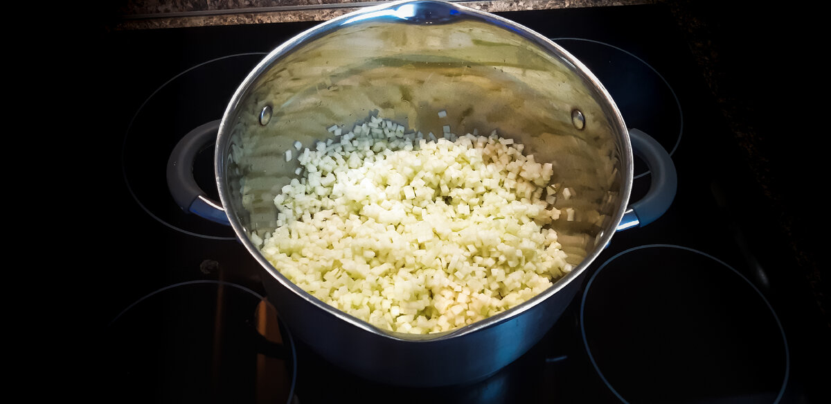 Яблоки нарезаем мелким кубиком, не забыв полить соком лайма.