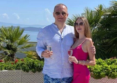   Нардепы ухитряются отдыхать за границей, несмотря на отмену отпусков и каникул во время военного положения