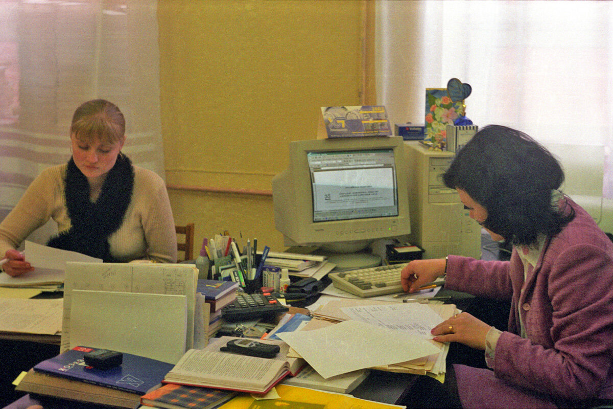 В юридическом отделе завода. Листайте.