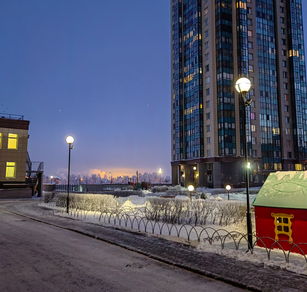 У нас вид со двора как на зимней открытке. Даже цветокоррекция не нужна