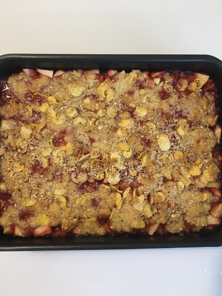 Яблочный крамбл с крошкой и с кукурузными хлопьями