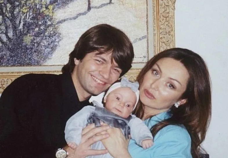 Елена Изаксон, супруга известного 53-летнего певца Дмитрия Маликова, уже 30 лет счастливо живет с ним и является его верной спутницей.-7