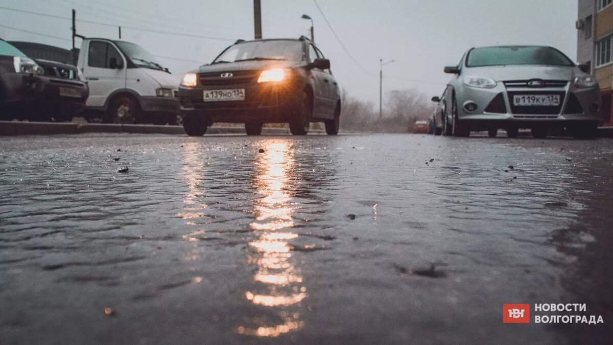     Зимой бывают случаи, когда приходится ехать по скользкой дороге или тонкой корке снега. В таких случаях нужно помнить о нескольких простых правилах.