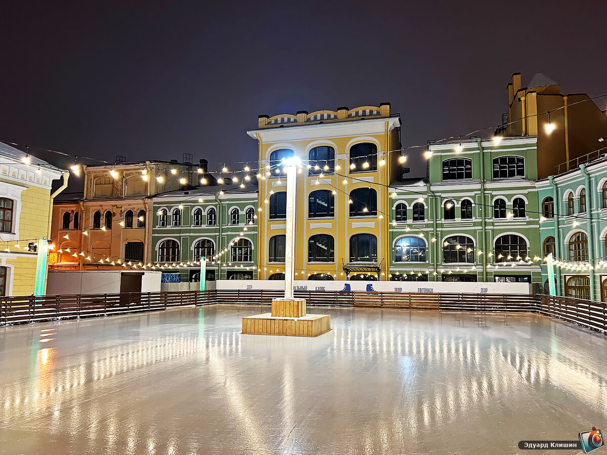 На фото – каток во «Дворе Гостинки»