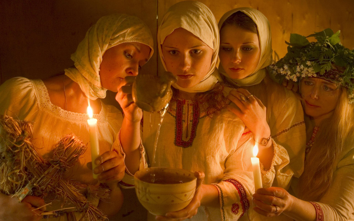 Святочные гадания отражают культурное наследие многих народов, их верования, мифы и обряды. Уникальные ритуальные практики передают древние традиции, которые дополняют христианские или иные религиозные обряды.