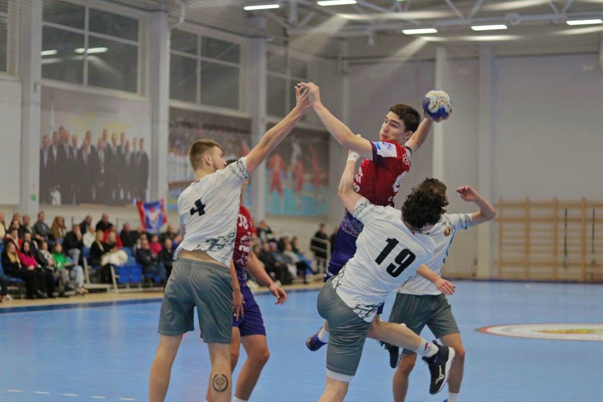 Молодые белорусские гандболисты стараются отразить минскую атаку