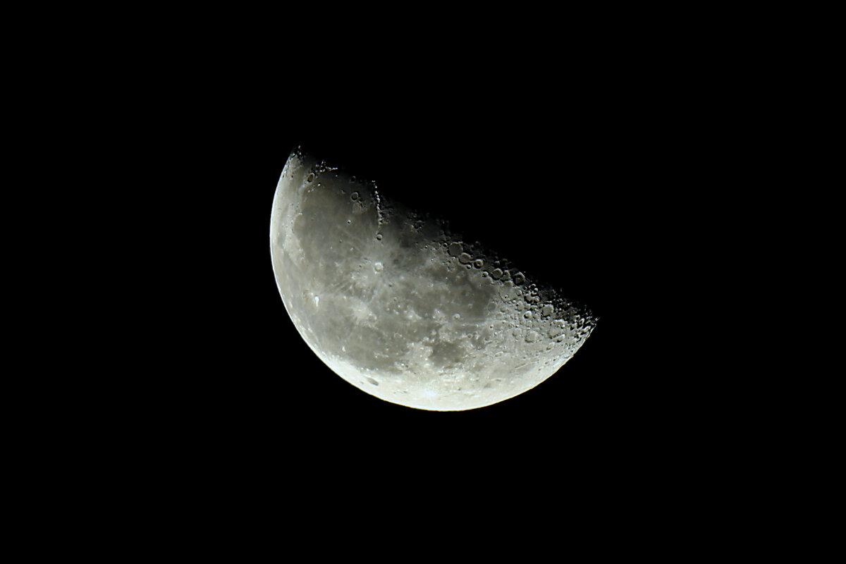 Луна ночью 5 декабря 2023 года, фото автора 