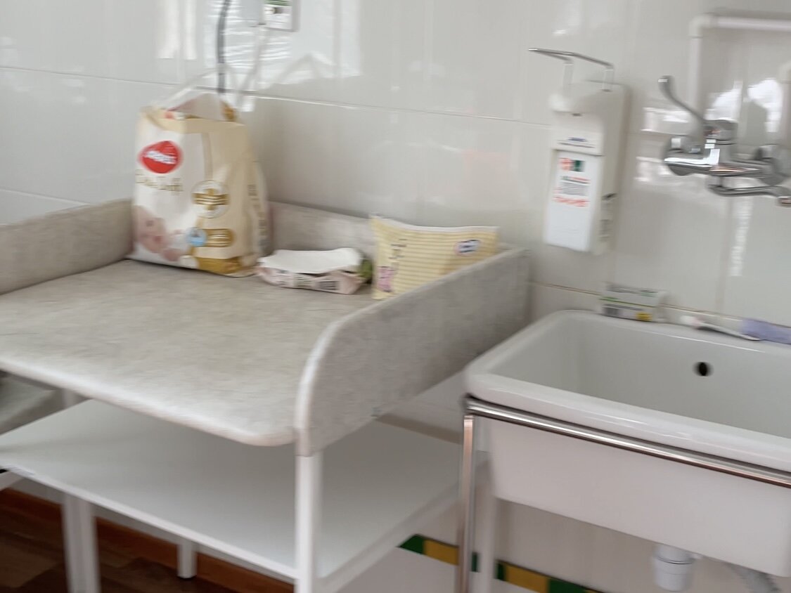 В платной палате было все необходимое: и раковина чтобы искупать ребёнка, и даже пеленальный столик