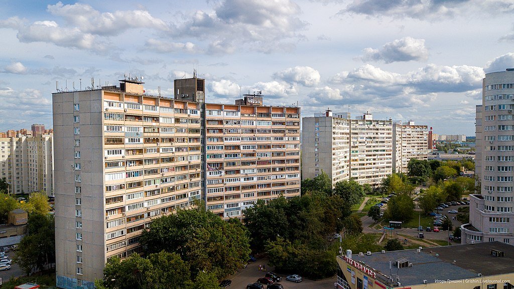 Вид на весь  молодежный микрорайон из трех домов. Могли же.