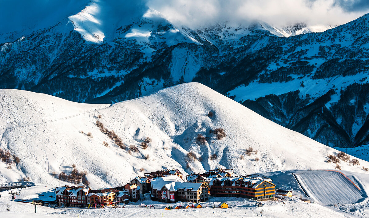 Открываем нашу подборку грузинским Гудаури — это один из самых высокогорных горнолыжных курортов Европы.Фото: Evgeny Eremeev / Shutterstock.com