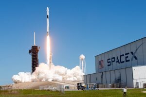    A SpaceX Falcon 9 rocket with the Dragon capsule launches from Pad-39A on the Crew 5 mission carrying crew members commander Nicole Mann, pilot Josh Cassada, Roscosmos cosmonaut Anna Kikina and Mission Specialist Koichi Wakata from the Japan Aerospace Exploration Agency (JAXA) to the International Space Station from NASA's Kennedy Space Center in Cape Canaveral, Florida, U.S. October 5, 2022. REUTERS/Joe Skipper Даниил Кугушев