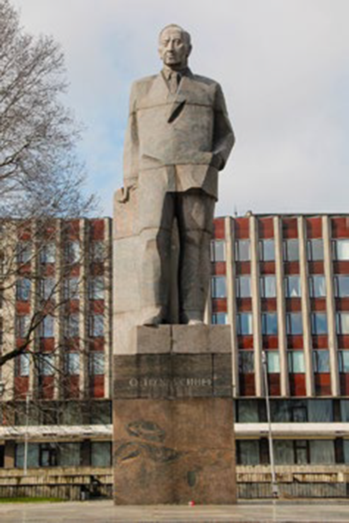 Памятник Отто Куусинену в Петрозаводске