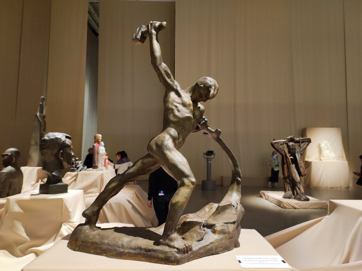 Перекуем мечи на орала. Евгений Вучетич. 1957 год. Источник — dzen.ru/pa_myatnik