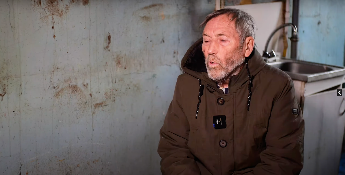 Вот в таких условиях он и живет 