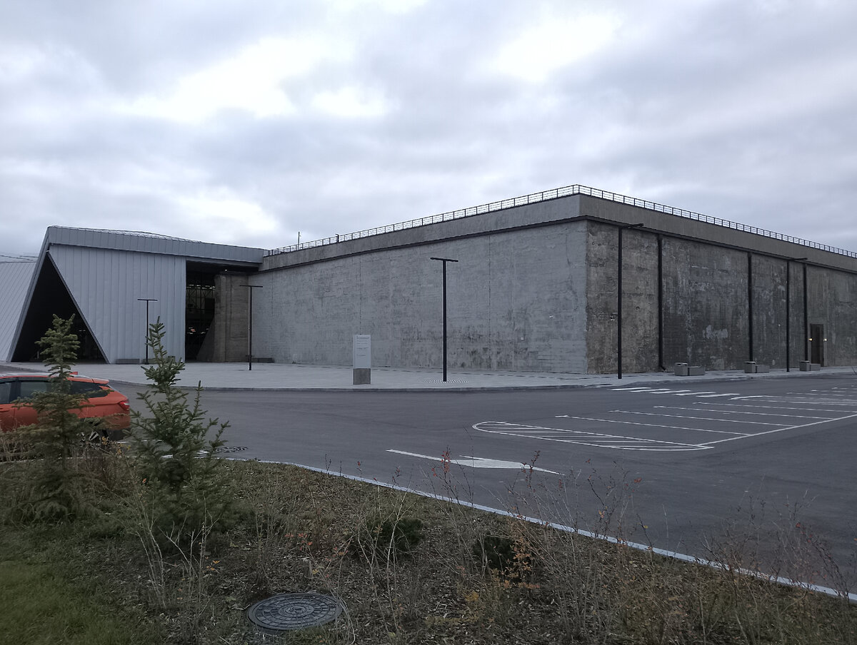 Это уже арсенал справа от центрального входа