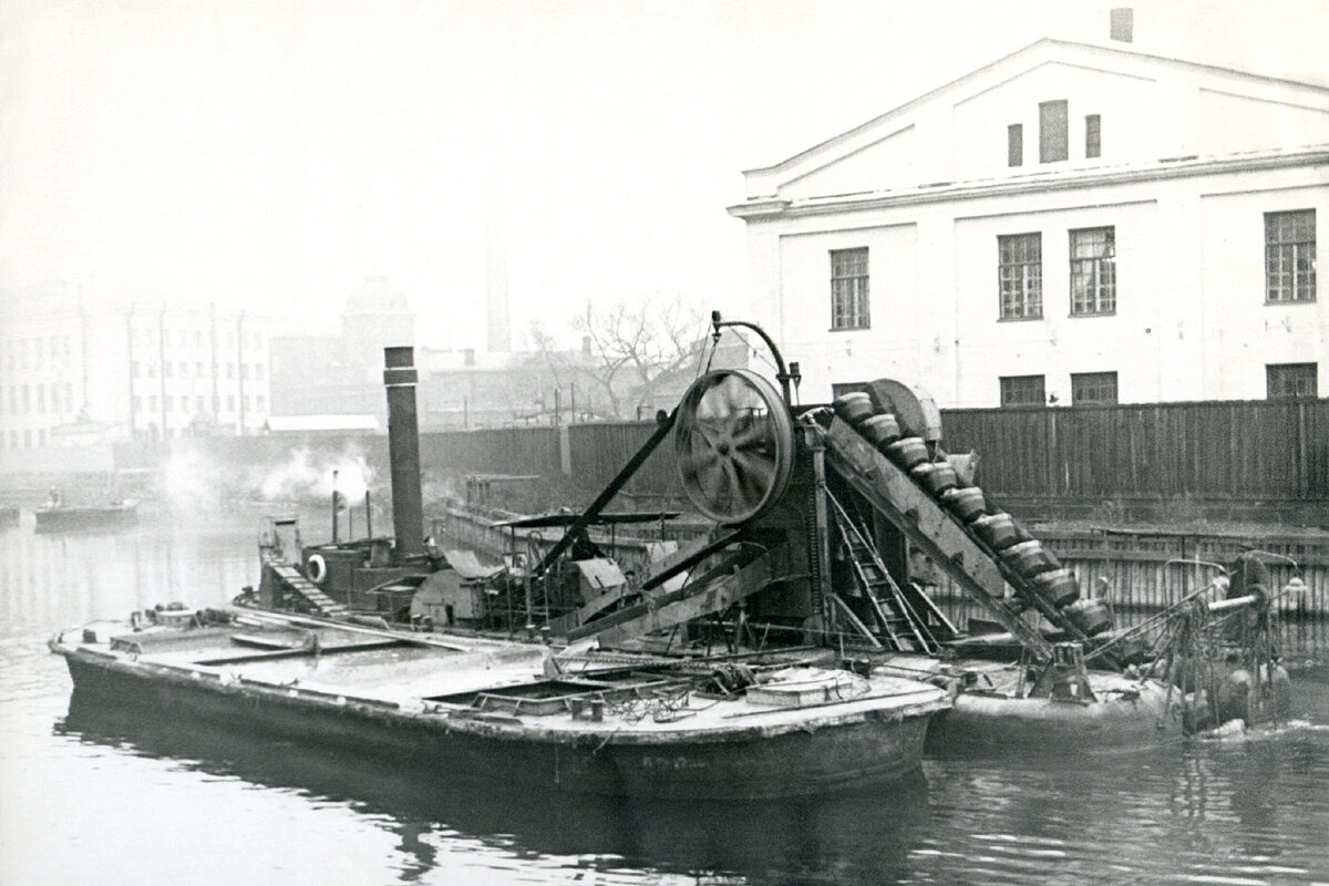 1960 год. Землечерпалка на реке Смоленке. Автор: Баш Олег Борисович. Фото с сайта pastvu.com