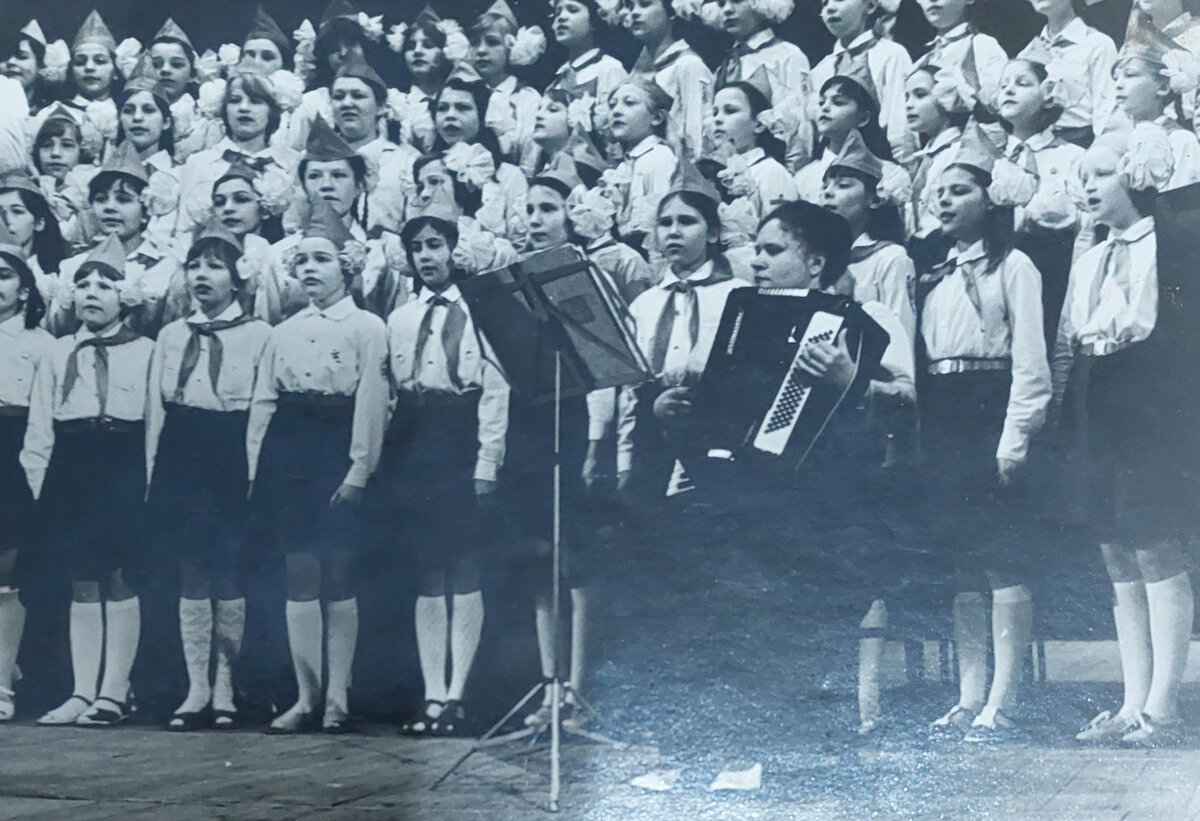 Начало певческой карьеры. Хор школы 4 г. Юрга