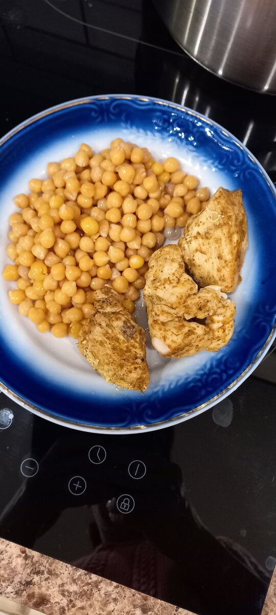 Нут, курочка и мои грабли в отражении:) Тарелочка из моего детства.