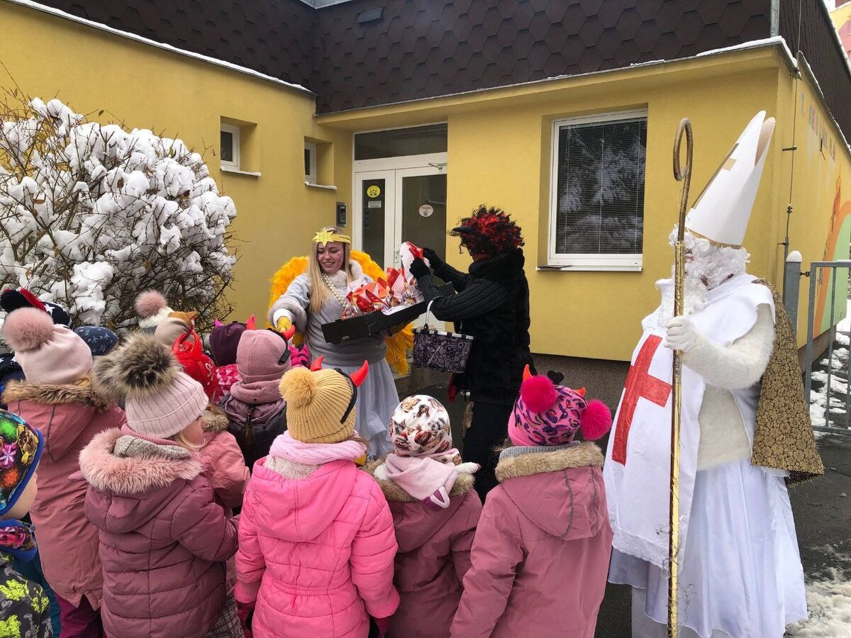 фото из архива автора: вот и в детский сад Микулаш с чертом и ангелом пришли. С красным крестом: не врач, а Микулаш