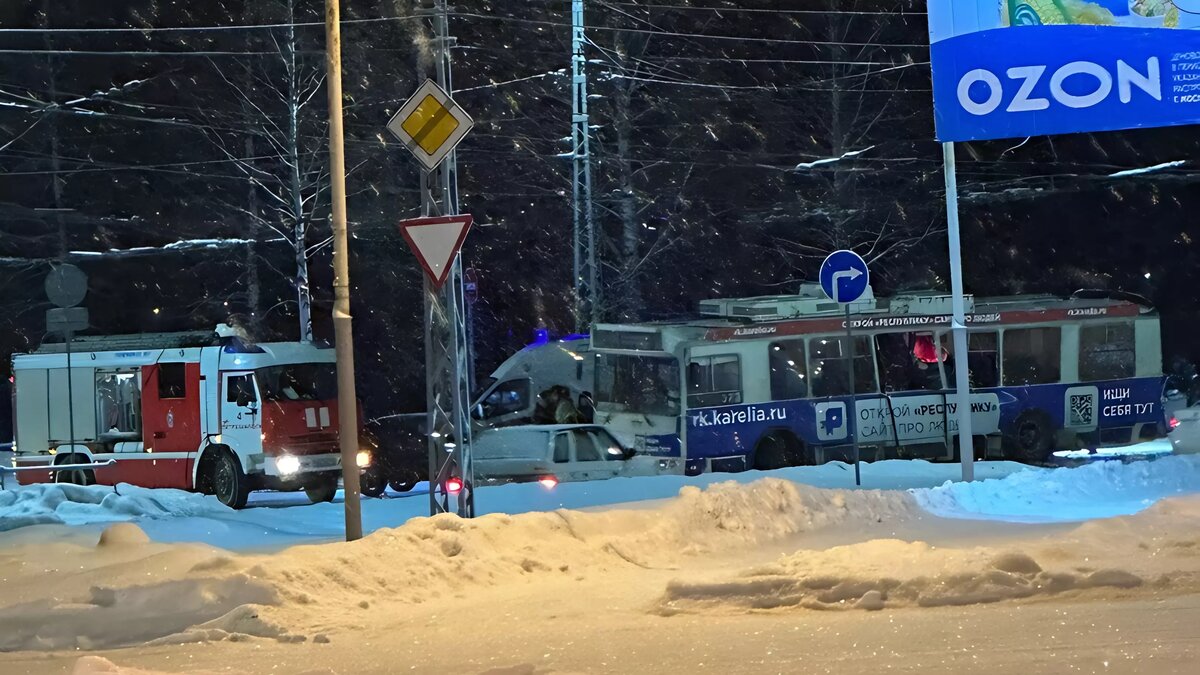     Страшное ДТП произошло поздно вечером: в сети появились жуткие кадры с места аварии.