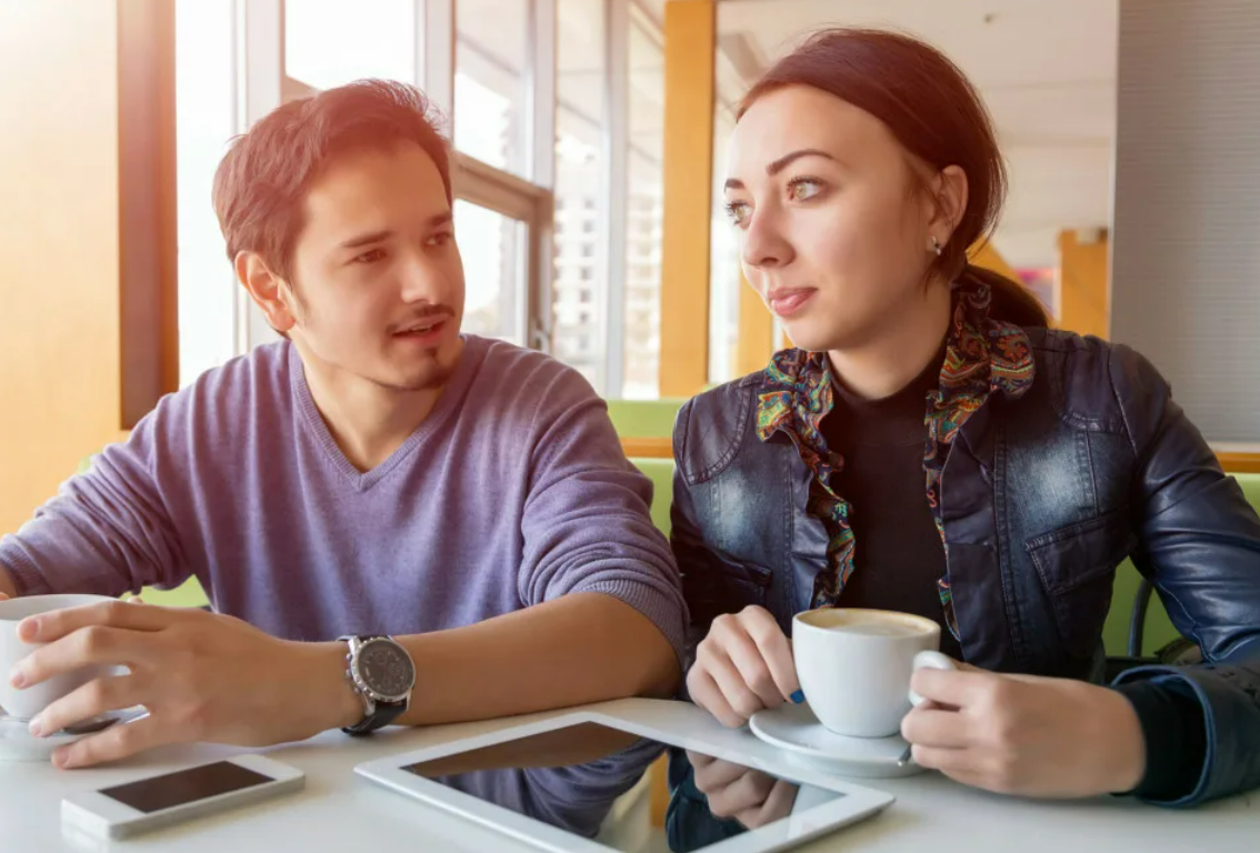 Невербальные сигналы глаз. Взгляд человека о чем расскажет взгляд. Почему не смотрит в глаза при разговоре. Глаза человека взгляд как понять. Девушка взгляд в сторону.