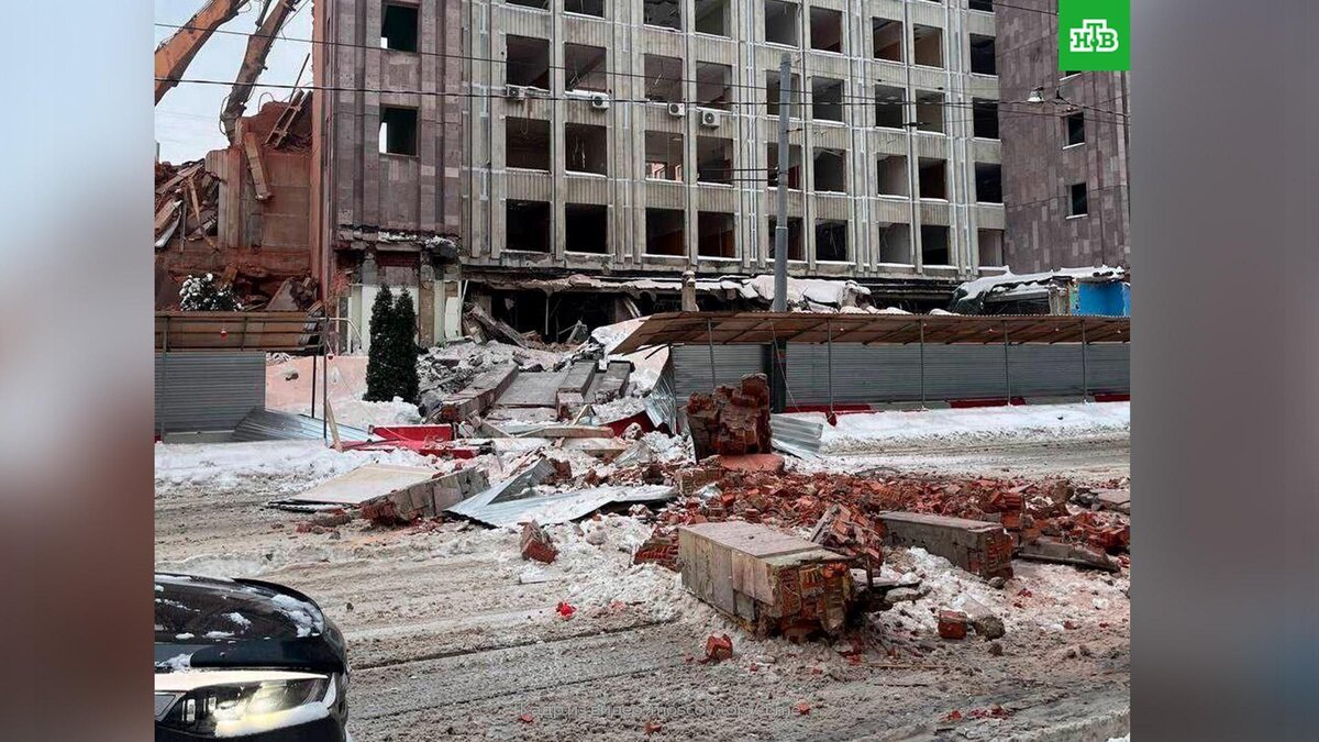    Стена обрушилась при сносе здания вуза в Москве