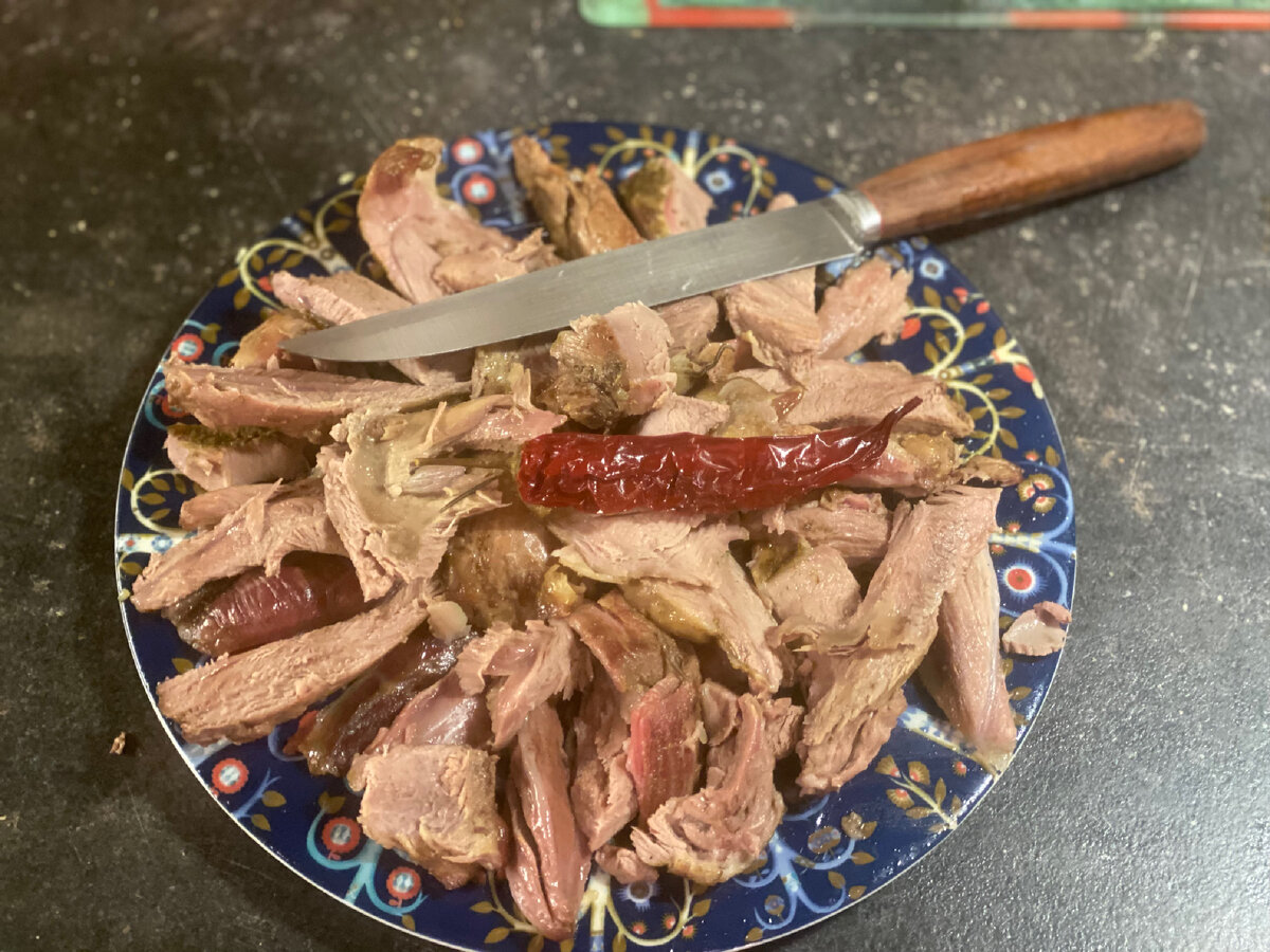 Мясо нарезаем порционно