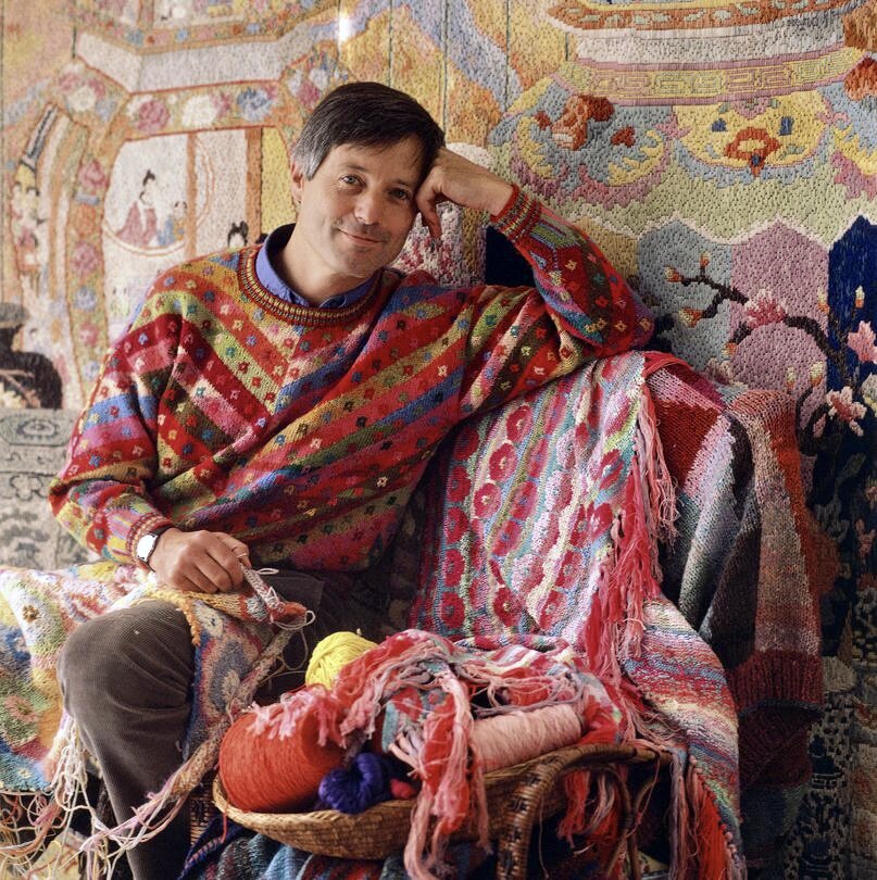 Кафе Фассетт в джемпере с узором собственного дизайна