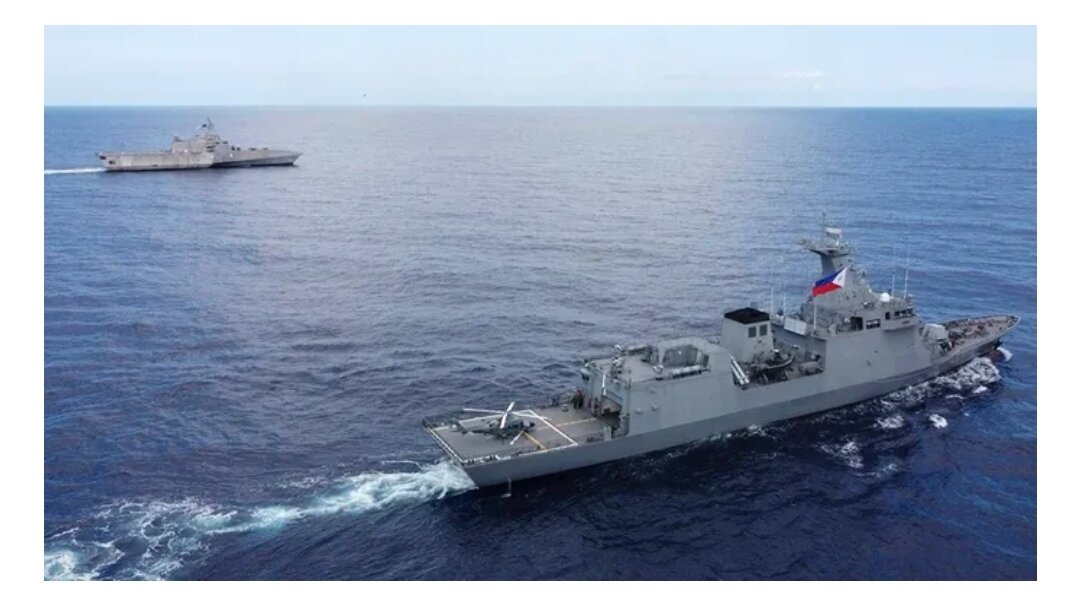 Китайские военные заявили 4 декабря, что американский военный корабль USS Gabriel Giffords «незаконно вторгся» в понедельник в воды возле Второй отмели Томаса, места горячего территориального спора между Китаем и Филиппинами в Южно-Китайском море.  (Вооруженные силы Филиппин, AP)