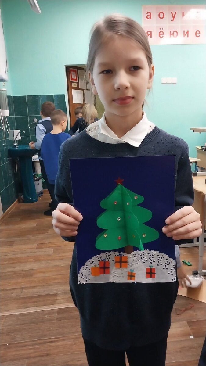 Привет из школы. Учитель на технологии авторов с поделками снимает и высылает снимки.