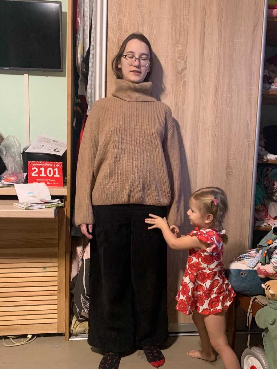 Ежевечерний балаган. Рите предлагаю мой свитер забрать, онлайн брала, что то не нравится в нём на мне… смотрим, как он ей. Младшая выгоняет с кадра, тк её надо снимать😉