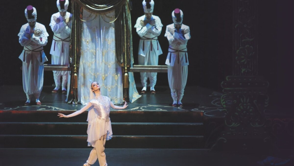     Сокровища Али-Бабы и волшебная лампа Аладдина на самом деле хранятся в Приморском крае. Об этом узнают жители столицы Катара — Дохе, посмотрев балет «Тысяча и одна ночь» (16+) в исполнении артистов Приморской сцены Мариинского театра.