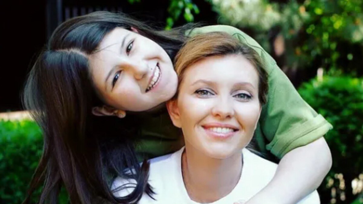    Александра и Елена Зеленские @olenazelenska_official / Instagram*