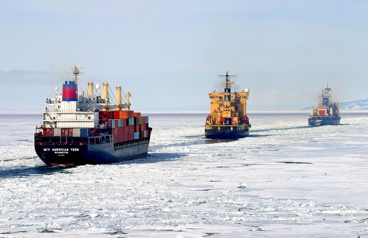 Северный морской путь Караван судов. Арктика Северный морской путь. Северный морской путь в Чукотке. Северный морской путь ледоколы.