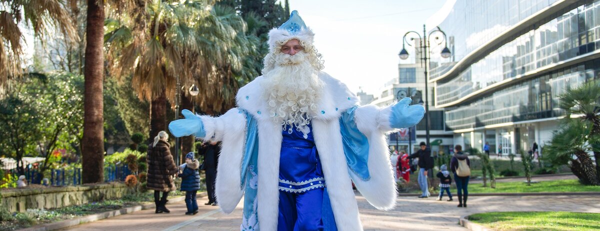    Атмосферу Нового года в Сочи можно почувствовать даже среди пальм. / Нина Зотина / РИА Новости