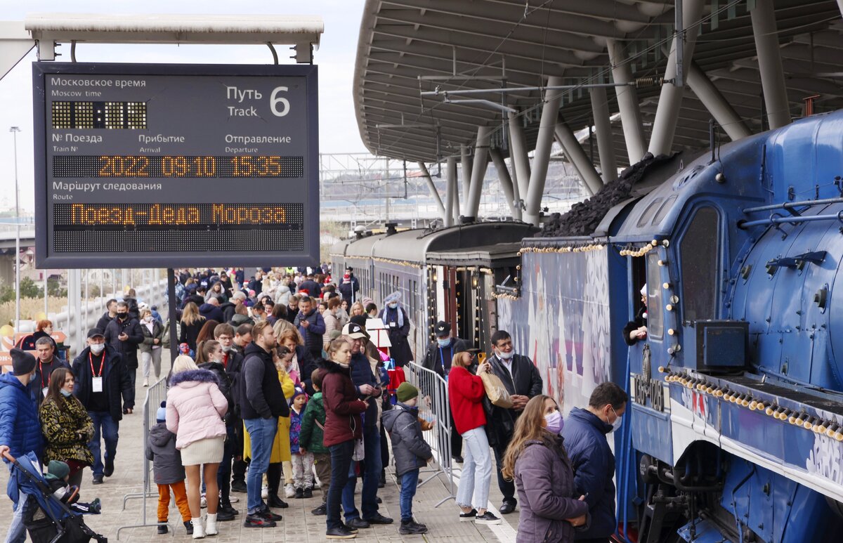    Дед Мороз обычно приезжает в Сочи на своем собственном поезде. Все туристы могут добраться до популярного курорта на поезде или самолете. / Фото: Дмитрий Феоктистов/ТАСС