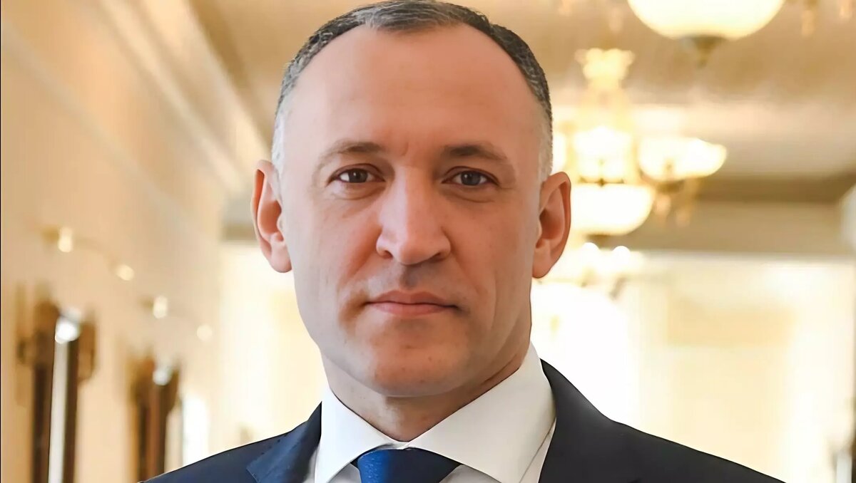    Молодому человеку после слов Андрея Шпиленко принесли другую футболку с символикой вуза, которую он тут же и надел поверх своей.