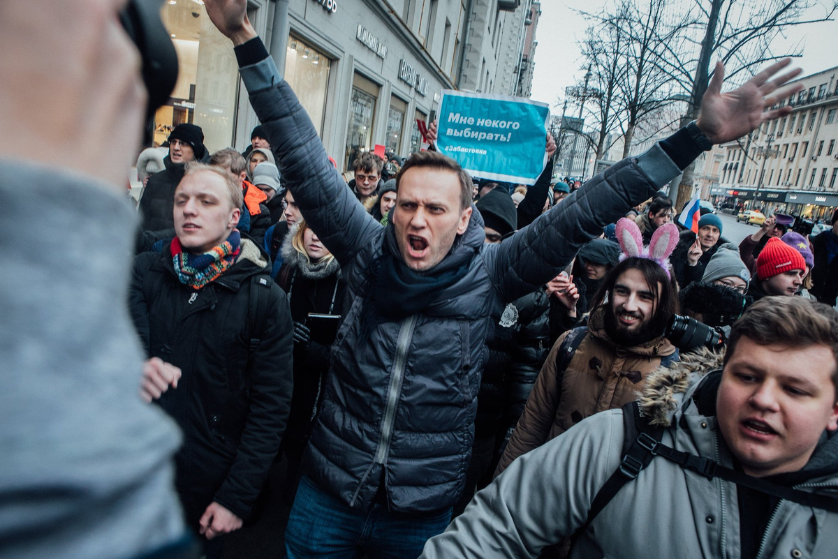 Тоже считался и считается оппозиционер, Но мало кто задумывался , а куда ведет он.                                 Я сказать по правде так и не разобрался. Как борец с коррупцией молодец,  а как деятель ???