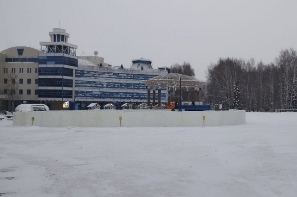    Дети и взрослые могут приходить со своими коньками и кататься